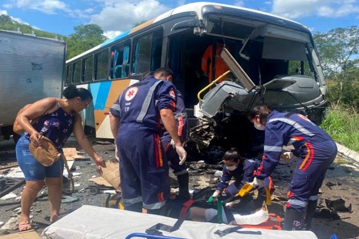 Acidente envolvendo ônibus, caminhão e carro deixa um morto e vários feridos