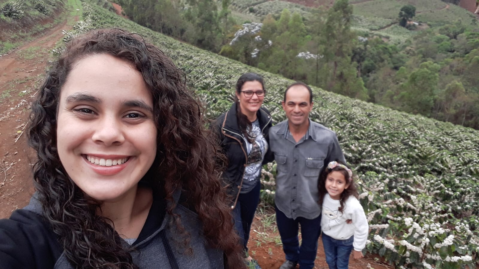 Família unida e mais lucro com café tipo exportação em Simonésia