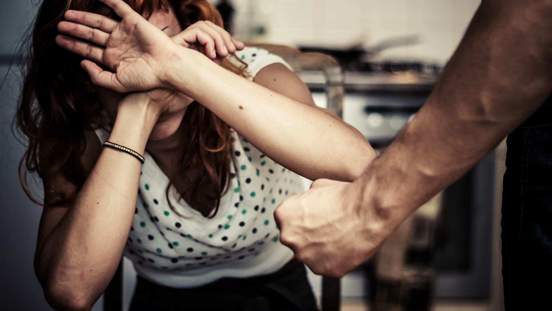 1 a cada 3 mulheres agredidas com arma de fogo já havia sofrido violência antes