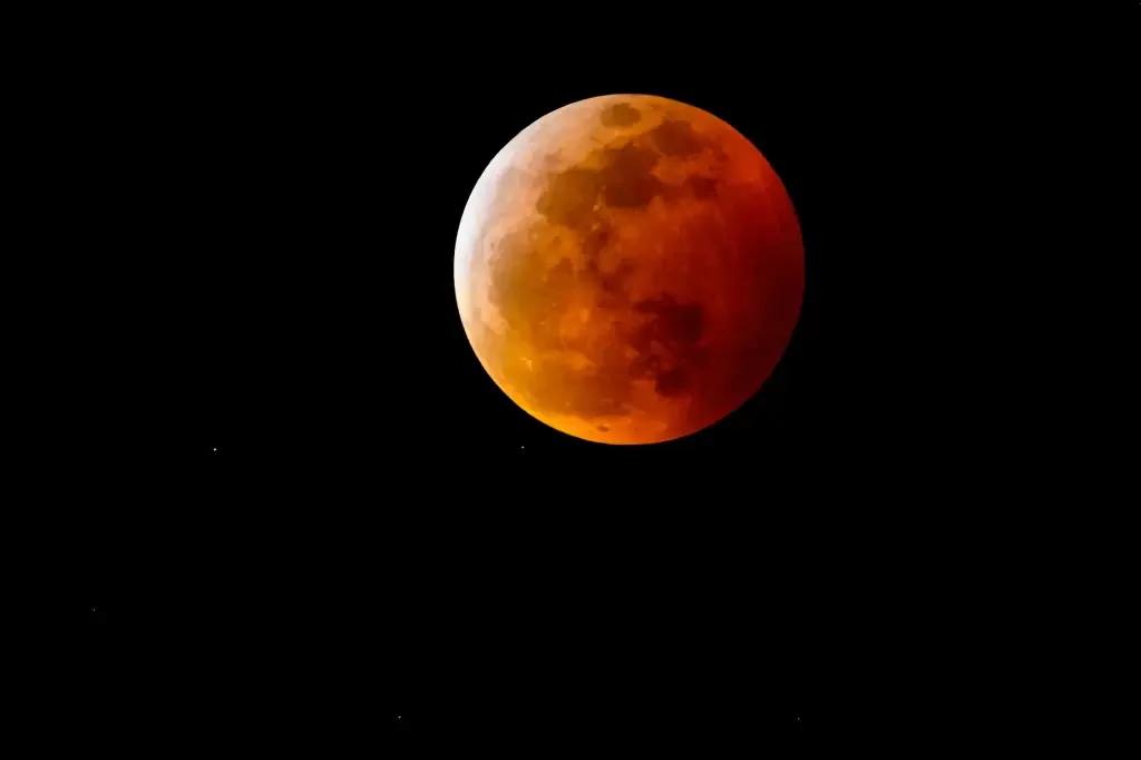 Eclipse lunar terá Lua de Sangue na madrugada desta terça-feira