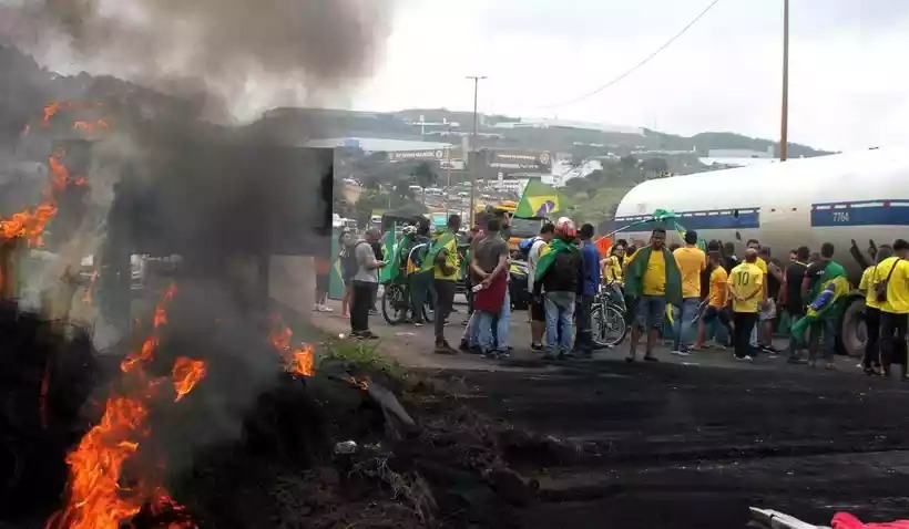 Bolsonaristas voltam a organizar bloqueios em rodovias federais