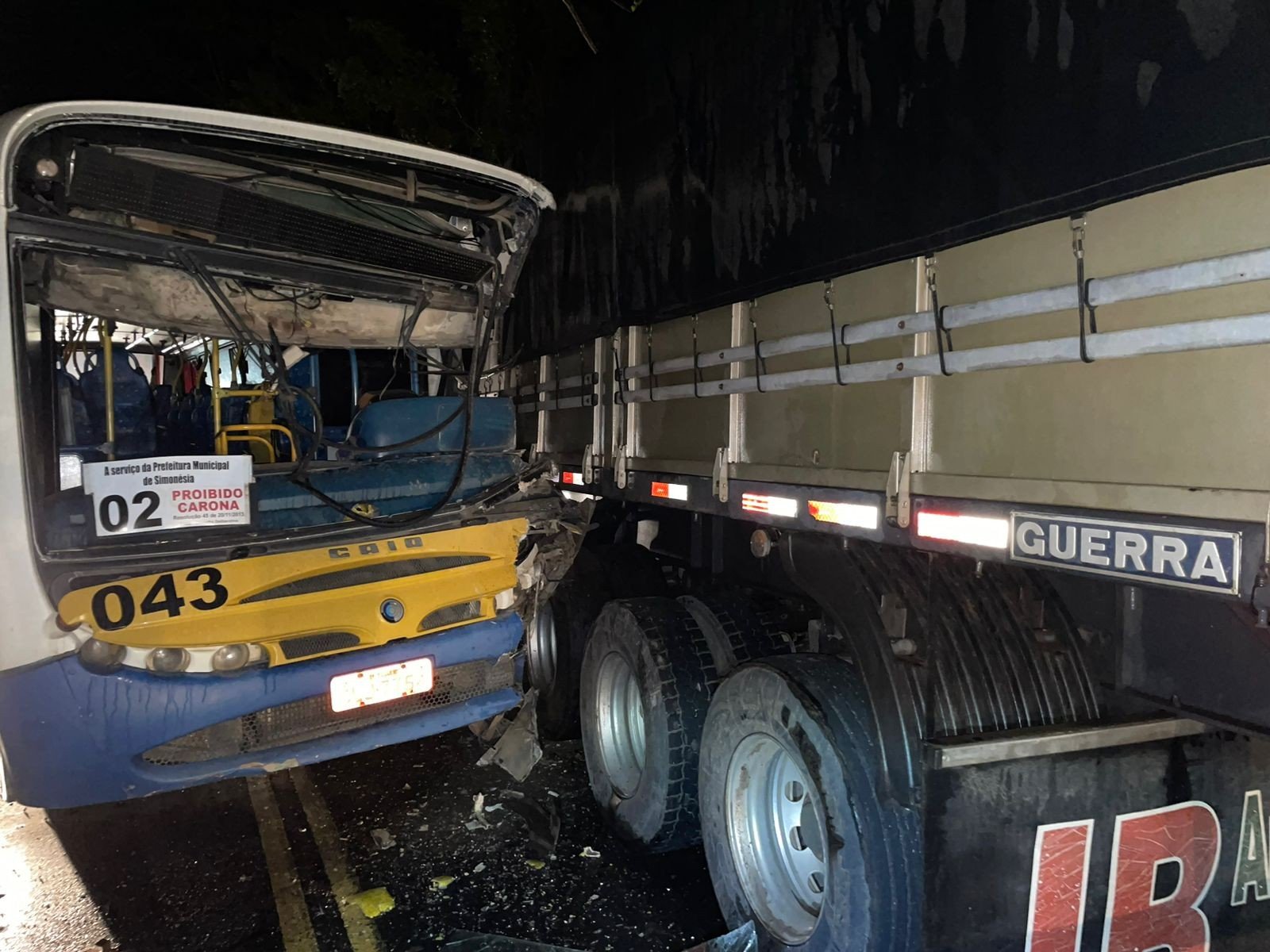 Colisão entre ônibus e carreta na MG-111