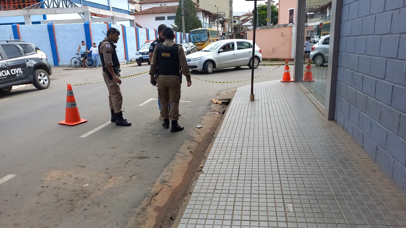 Jovem é baleado e morre na Baixada; homem é atingido por bala perdida