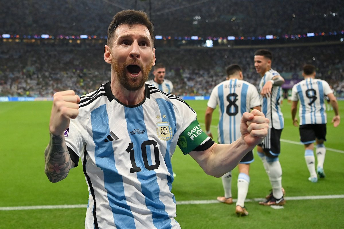 Messi marca, Argentina bate o México e respira na Copa do Mundo