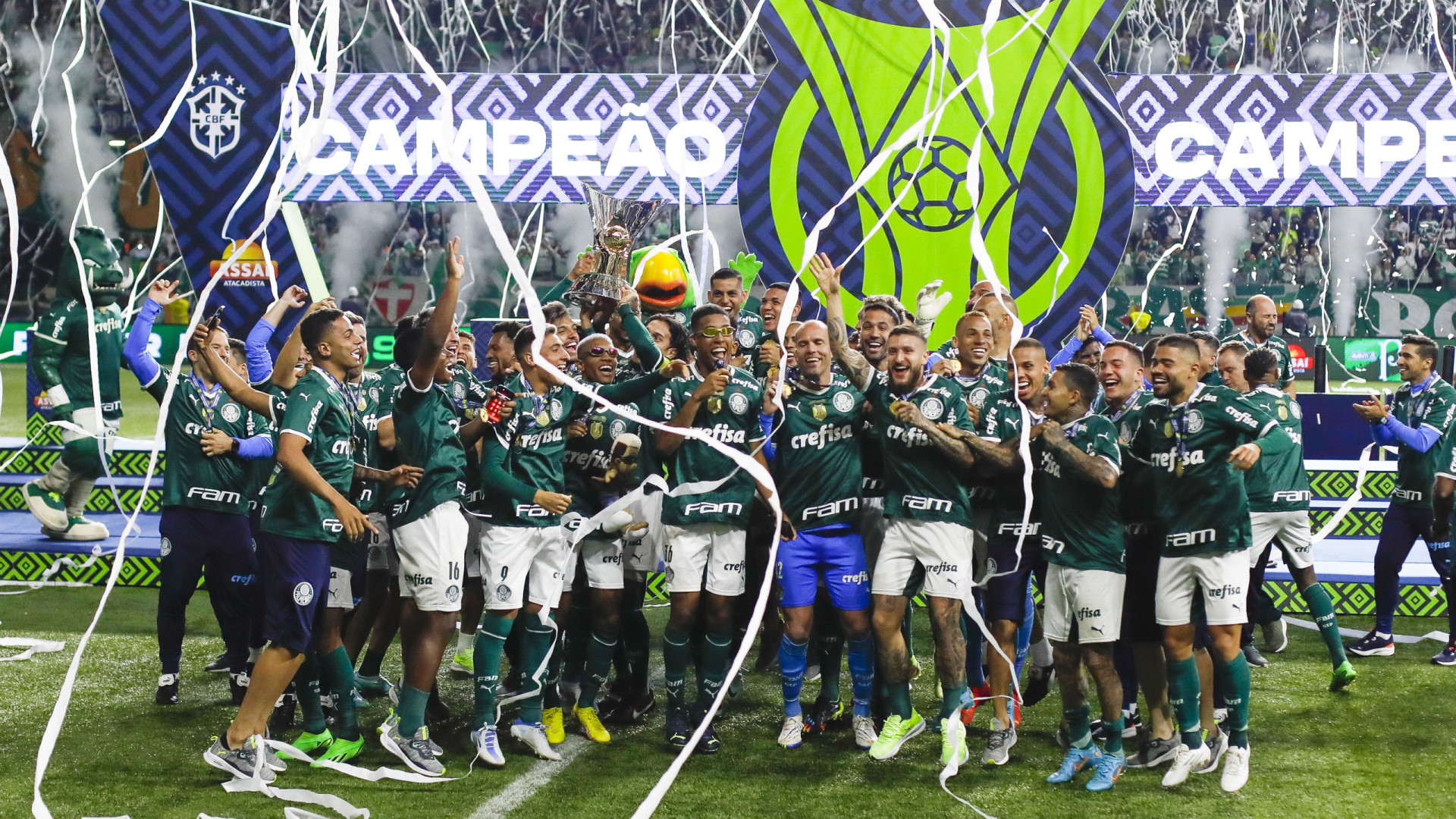 Palmeiras vira sobre o América-MG em noite de festa pelo título Brasileiro