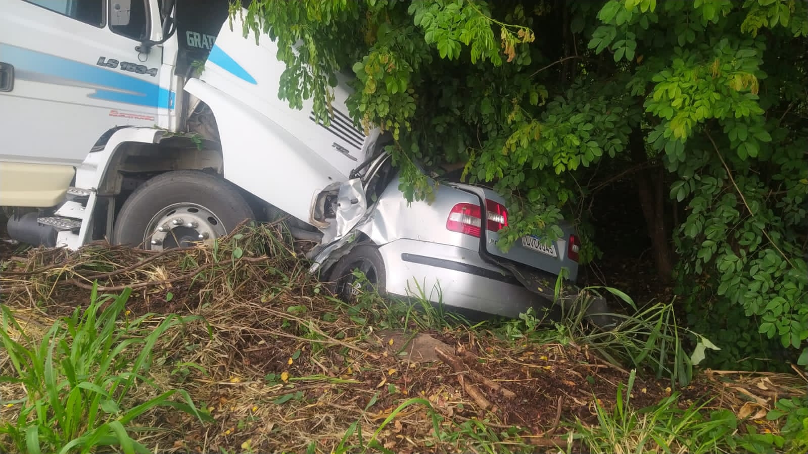 Acidente entre carro e carreta mata quatro pessoas na BR-116