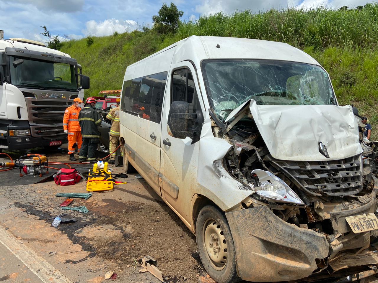 Grave acidente na BR-116: carreta bate em três veículos e deixa duas pessoas gravemente feridas