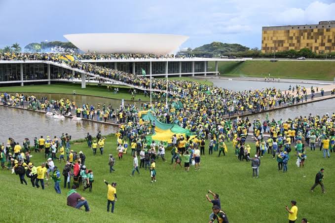 Manifestantes invadem plenário do STF, Congresso Nacional e Palácio do Planalto