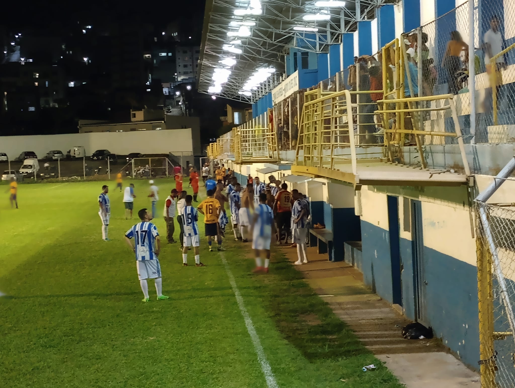 Campeonato de bairros: Jogador passa mal em campo e partida é suspensa