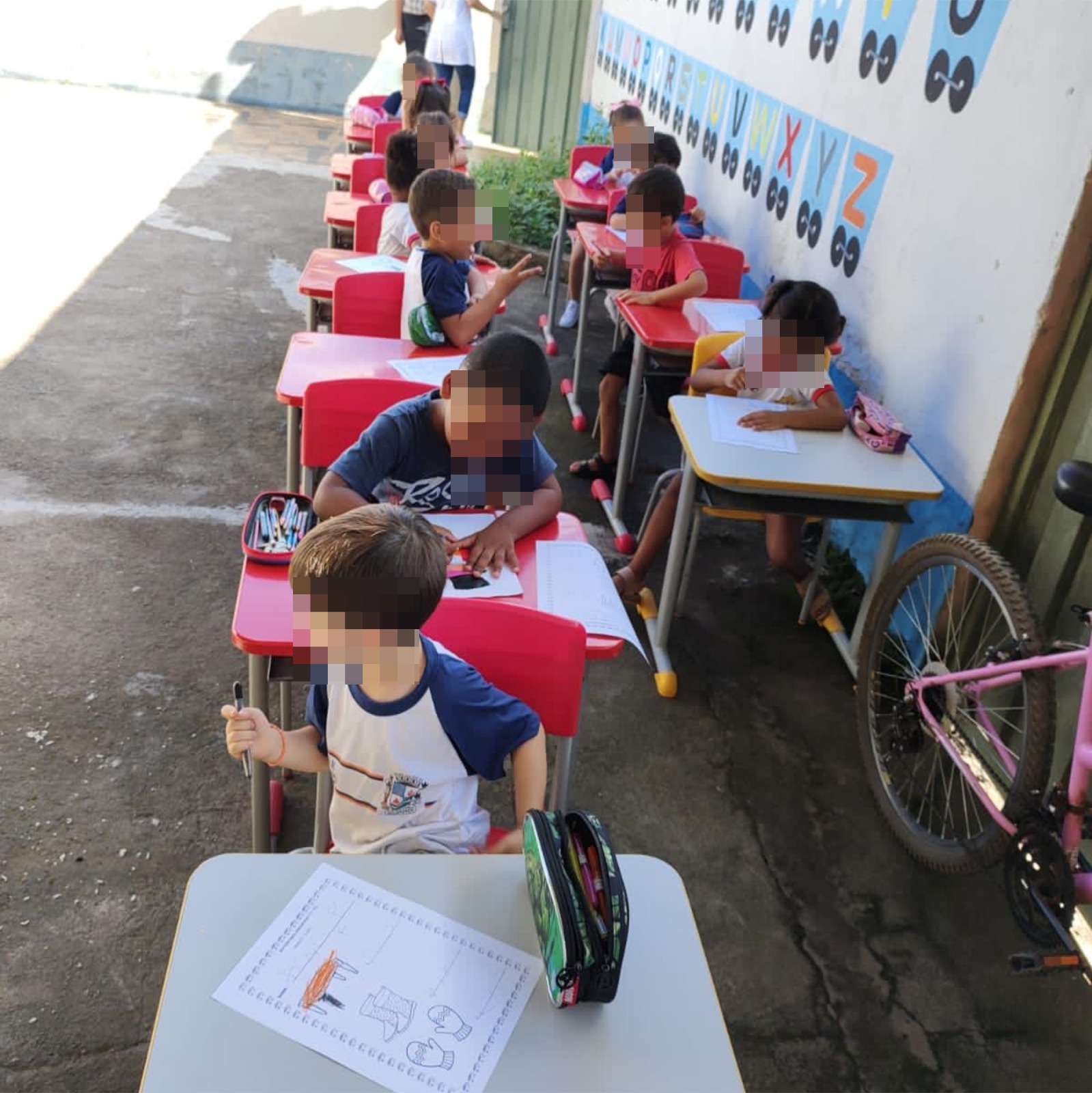 Professores usam o pátio para dar aula em escola de São Pedro do Avaí