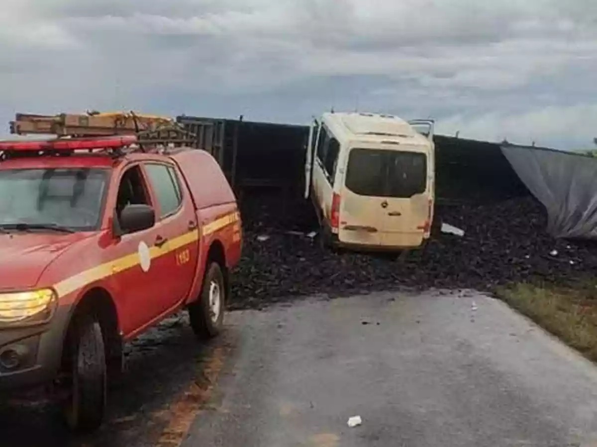 17 pessoas ficam feridas em acidente entre carretas e van