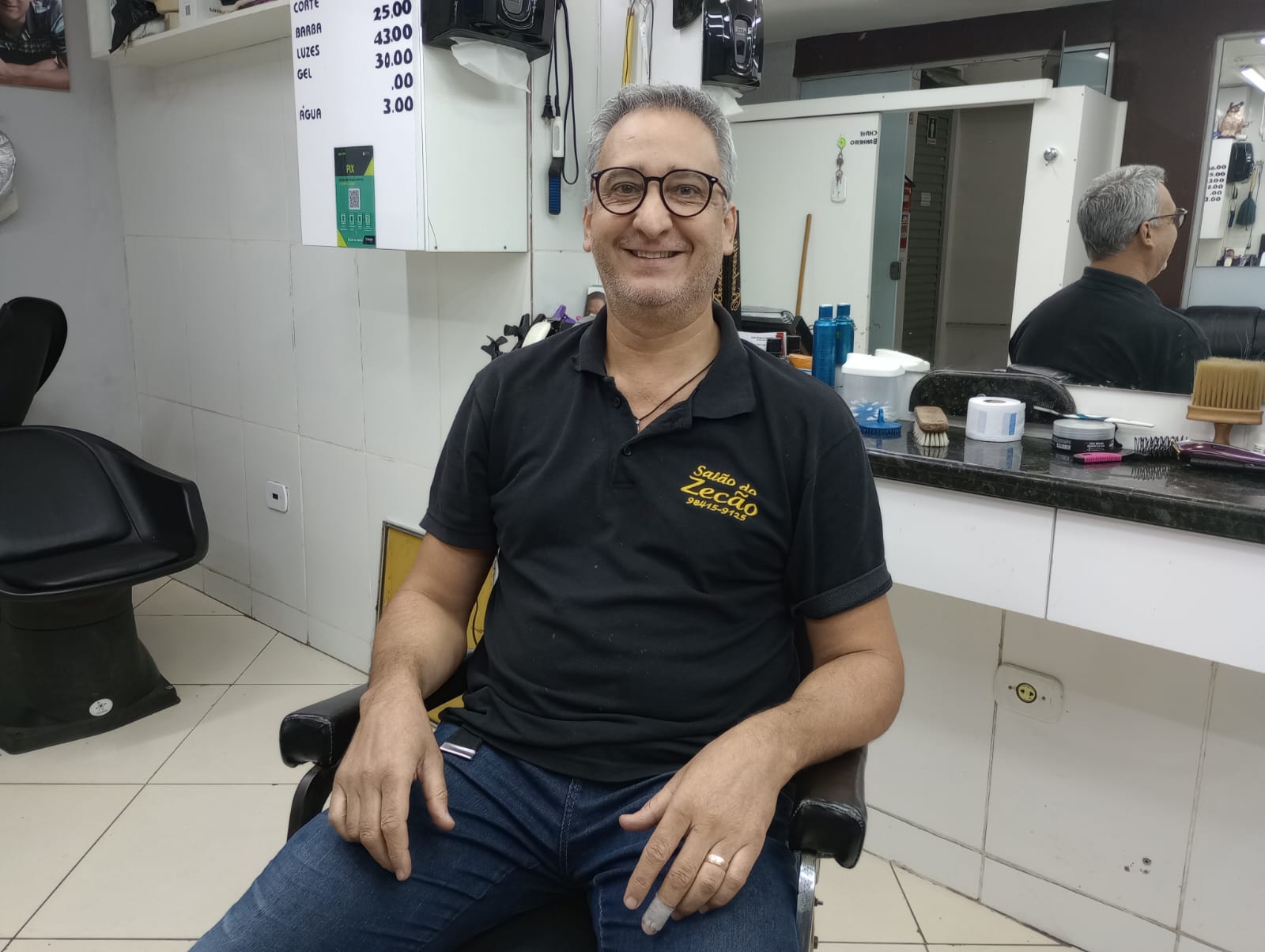 Tradicional barbearia de Manhuaçu completa 35 anos