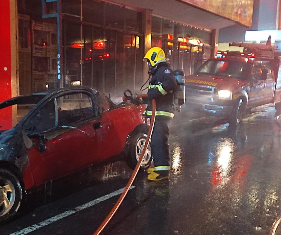 Carro pega fogo na rua Amaral Franco, no Centro de Manhuaçu