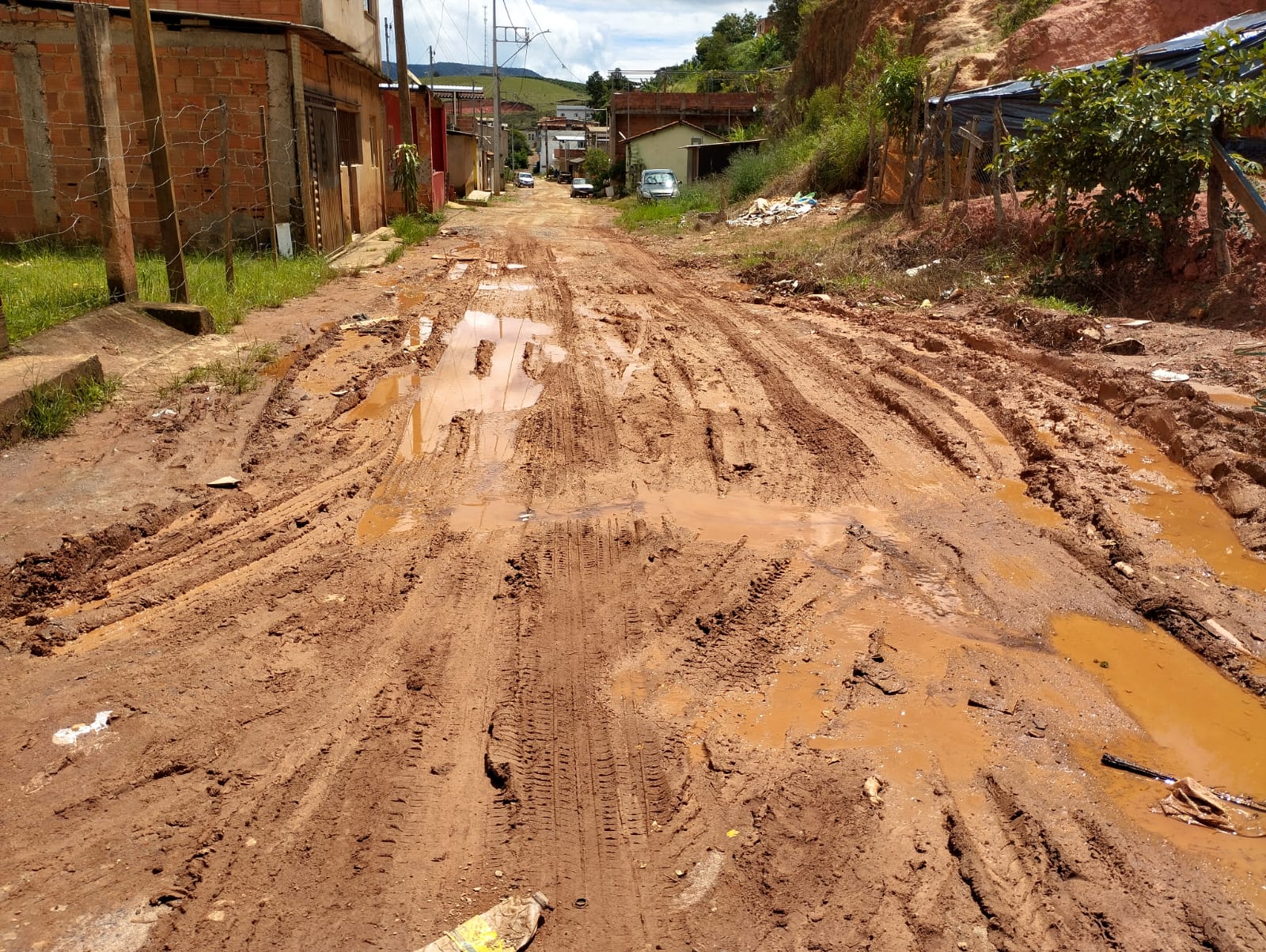 Moradores reclamam de atraso nas obras de pavimentação  que tem prazo de entrega no próximo dia (08/03)