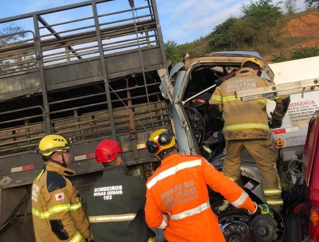 Engavetamento entre três carretas mata motorista e interdita a BR-262