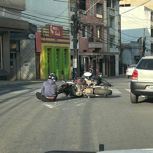 Colisão de motos na faixa de pedestres no Bairro Coqueiro