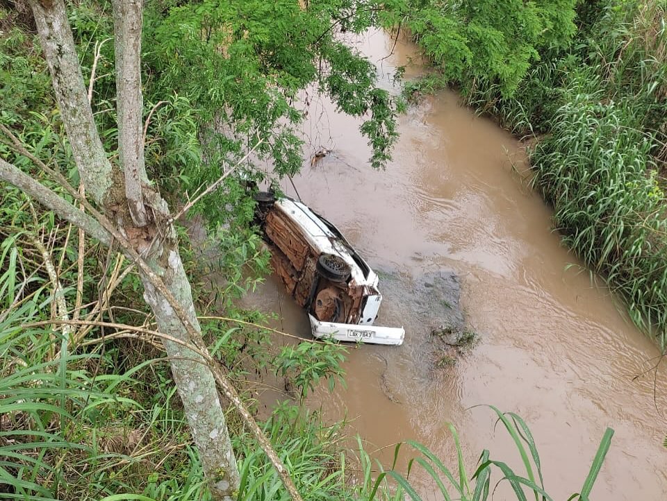 Carro capota na MG-111, quilômetro 94, entre Manhumirim e Reduto