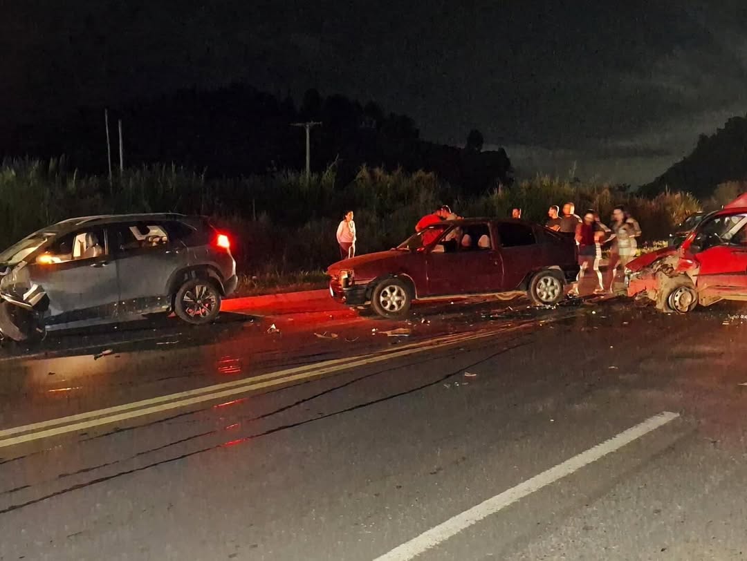 Colisão entre três veículos na BR-262