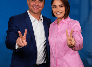 11ago2026---flavio-bolsonaro-e-michelle-durante-gravacao-de-video-para-a-campanha-presidencial-1786481516145_v2_1x1