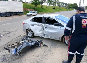 Acidente-entre-moto-e-carro-deixa-duas-pessoas-feridas-em-Pinhalzinho