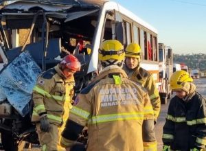 Batida entre micro-ônibus e carreta deixa motorista preso às ferragens e 10 feridos