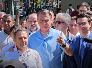 Bolsonaro recebe alta três semanas após cirurgia para desobstruir intestino