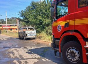 Bombeiros combatem incêndio em Kombi na Rodovia dos Estudantes