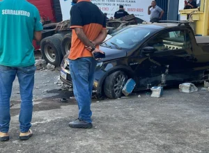 CAMINHÃO PERDE O FREIO E ATINGE DOIS VEÍCULOS NA AVENIDA TANCREDO NEVES, EM MANHUAÇUUm caminhão