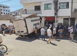 Caminhão perde freios e atinge mercadinho em Manhuaçu