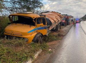 Caminhões se envolvem em acidentes na BR-262