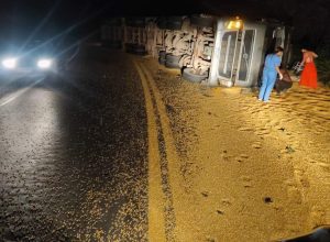 Carreta carregada de milho tomba na BR-262 em Manhuaçu