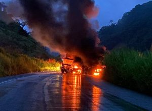 Carreta pego fogo BR 262 (1)