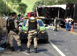 Carreta tomba na BR-116, trecho entre Santa Bárbara do Leste e Manhuaçu