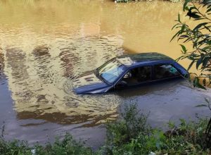 Carro desce rua e cai no rio Manhuaçu no centro da cidade