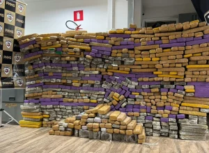 Carro suspeito leva PM a depósito com quase uma tonelada de maconha