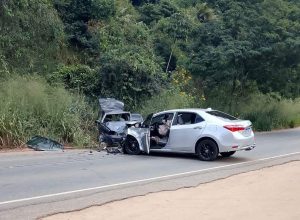 Colisão entre dois carros deixa oito feridos na MG-111 em Manhuaçu