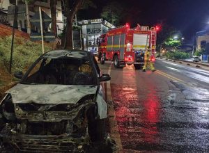 Corpo de Bombeiros acionado para incêndio em veículo Manhuaçu