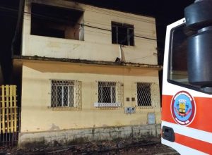 Corpo de Bombeiros e Brigada acionados para conter incêndio em casa em Ipanema
