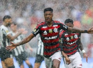 Debaixo de muita chuva, Flamengo vence o Botafogo e conquista a Supercopa do Brasil