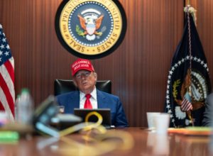 Donald Trump assina ordem que oficializa tarifaço de 50% ao Brasil