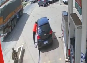 Frentista se pendura em carro após motorista não pagar pela gasolina