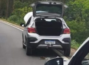 Homem com tornozeleira eletrônica é preso levando carro furtado a Manhuaçu