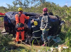 Idosa de 88 anos fica presa às ferragens após carro capotar na MGC-451