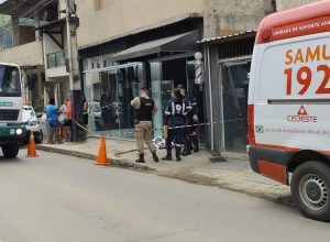 Jovem é assassinado a tiros na porta de barbearia no Engenho da Serra