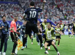 Messi-comemora-gol-da-virada-da-Argentina-sobre-a-Inglaterra-na-Copa-do-Mundo-scaled-aspect-ratio-512-320