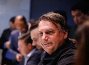 Moraes concede prisão domiciliar a Bolsonaro