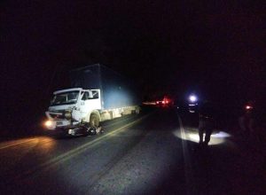 Motociclista morre em colisão frontal com caminhão na BR-262