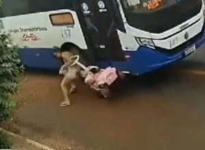 Motorista desvia de buraco e atinge mãe e bebê em carrinho