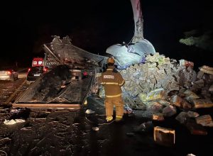 Motorista sofre ferimentos graves em tombamento de carreta na BR 262