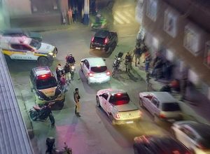 Mulher é flagrada com dois facões durante briga em via pública